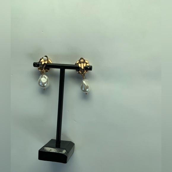 Nordstrom Cluster Imitation Pearl Clip-On Earrings - Picture 3 of 10